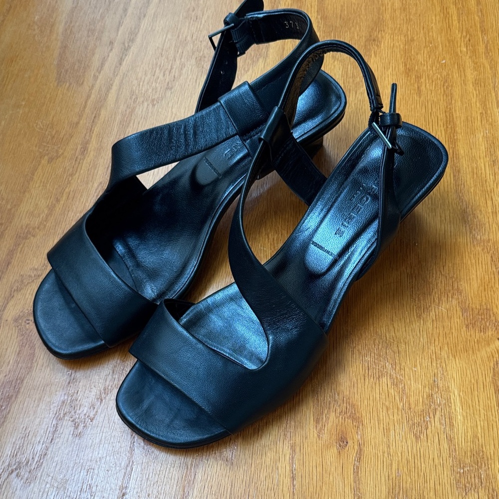 Robert Clergerie Elegant Black Leather Heels